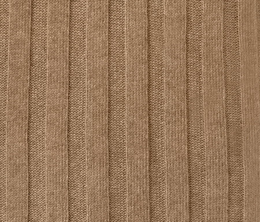 Detail rebrovaného úpletu šiat so stojačikom.