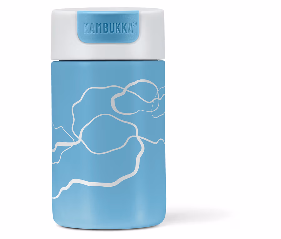 Modrý termohrnček Kambukka To-Go-Becher X Pantone s bielym viečkom.