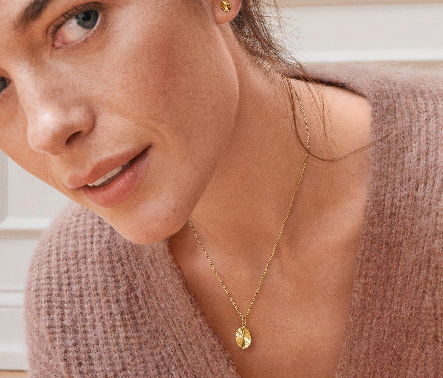 Portrét ženy s náušnicami a retiazkou zo striebra 925, pozlátené, s výbrusom v tvare slnečných lúčov.