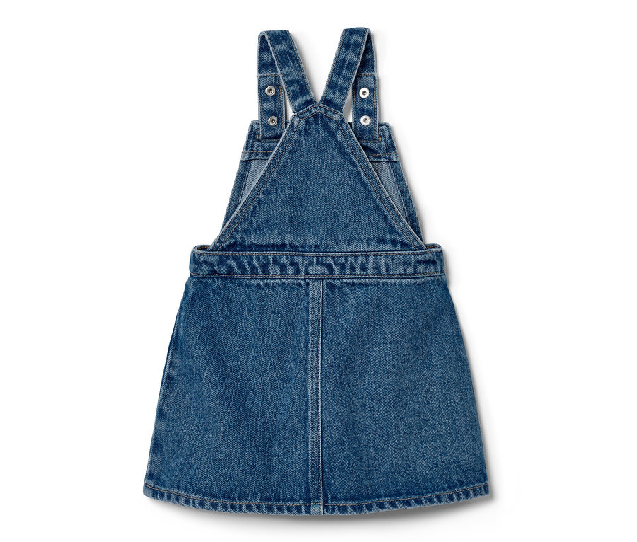 Detské šaty s náprsenkou z denimu modrej farby na bielom pozadí.