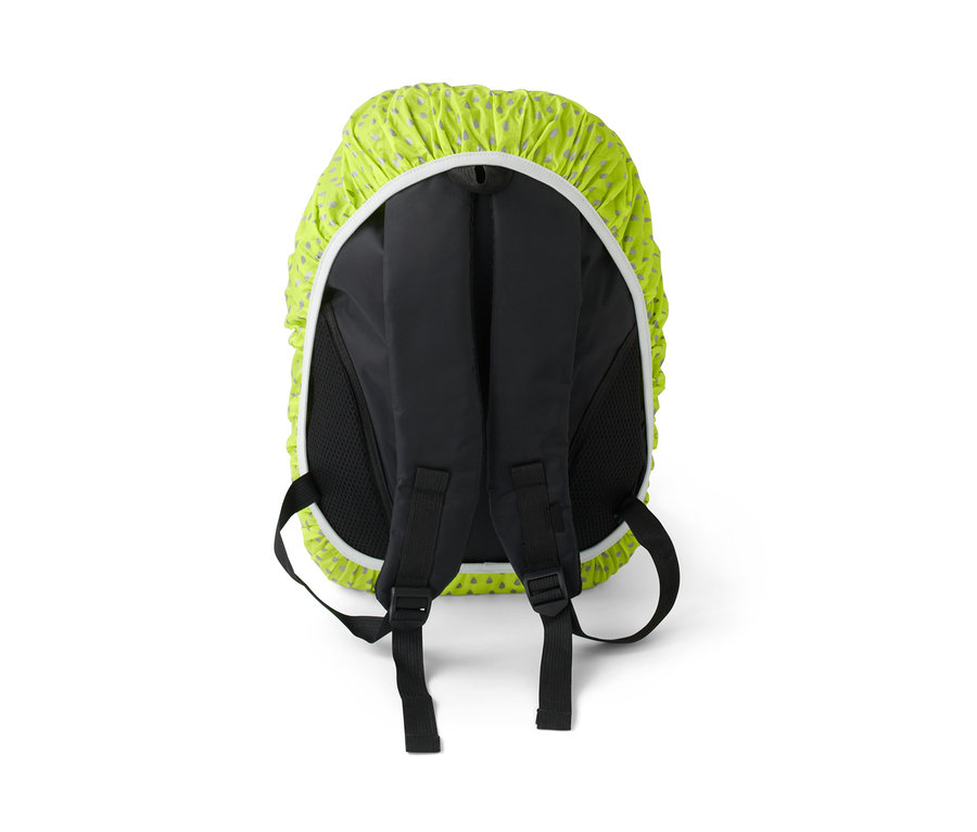 Pohľad zozadu na čierny batoh s neónovo zeleným reflexným obalom proti dažďu.