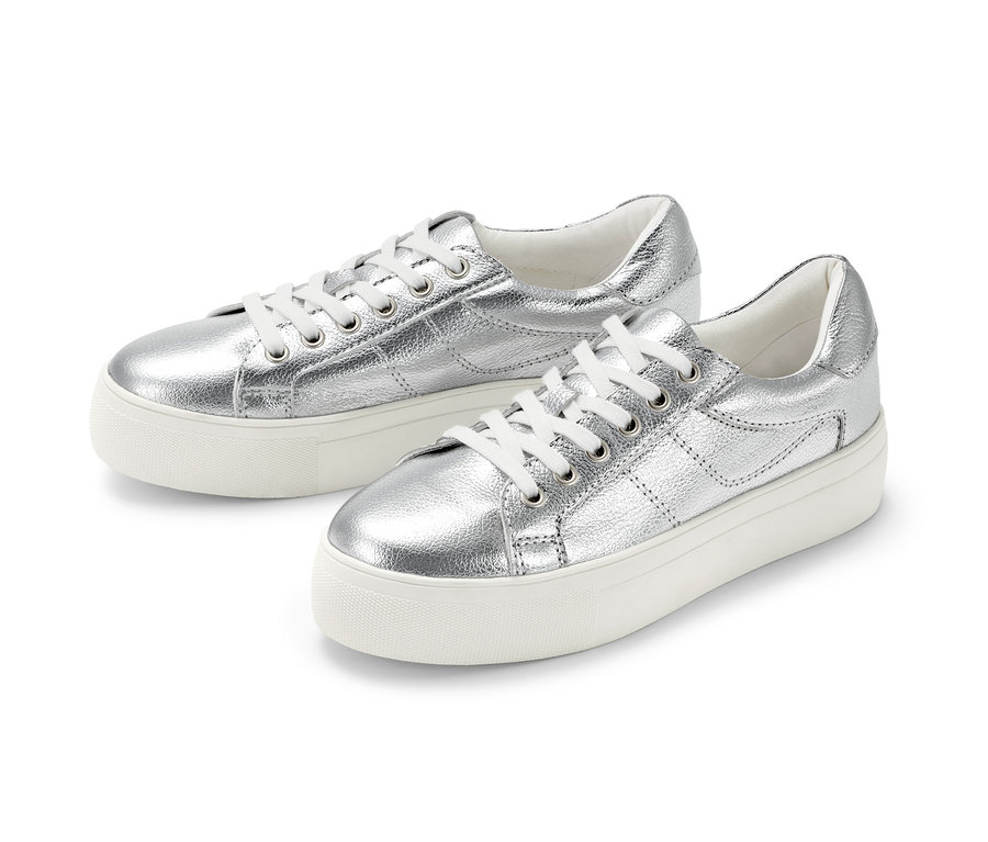 Dve strieborné tenisky na platforme z kože ležia vedľa seba na bielom pozadí.