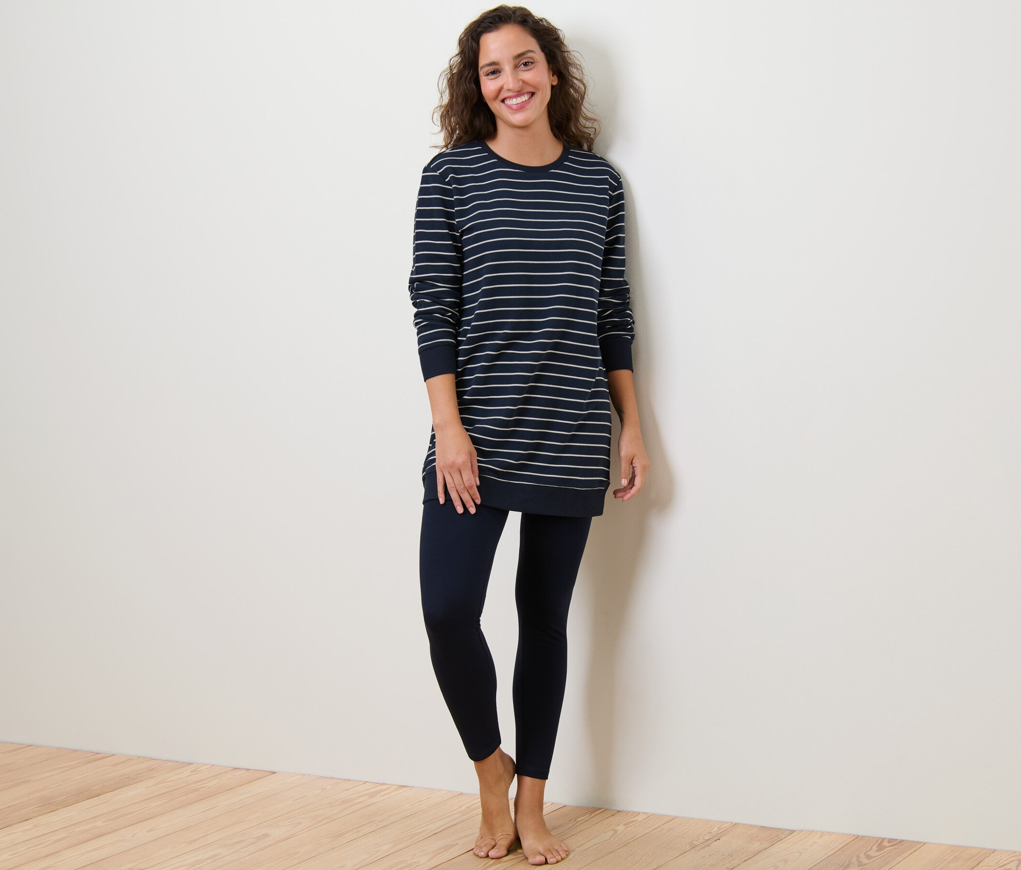 Žena má na sebe pyžamo s legínami.