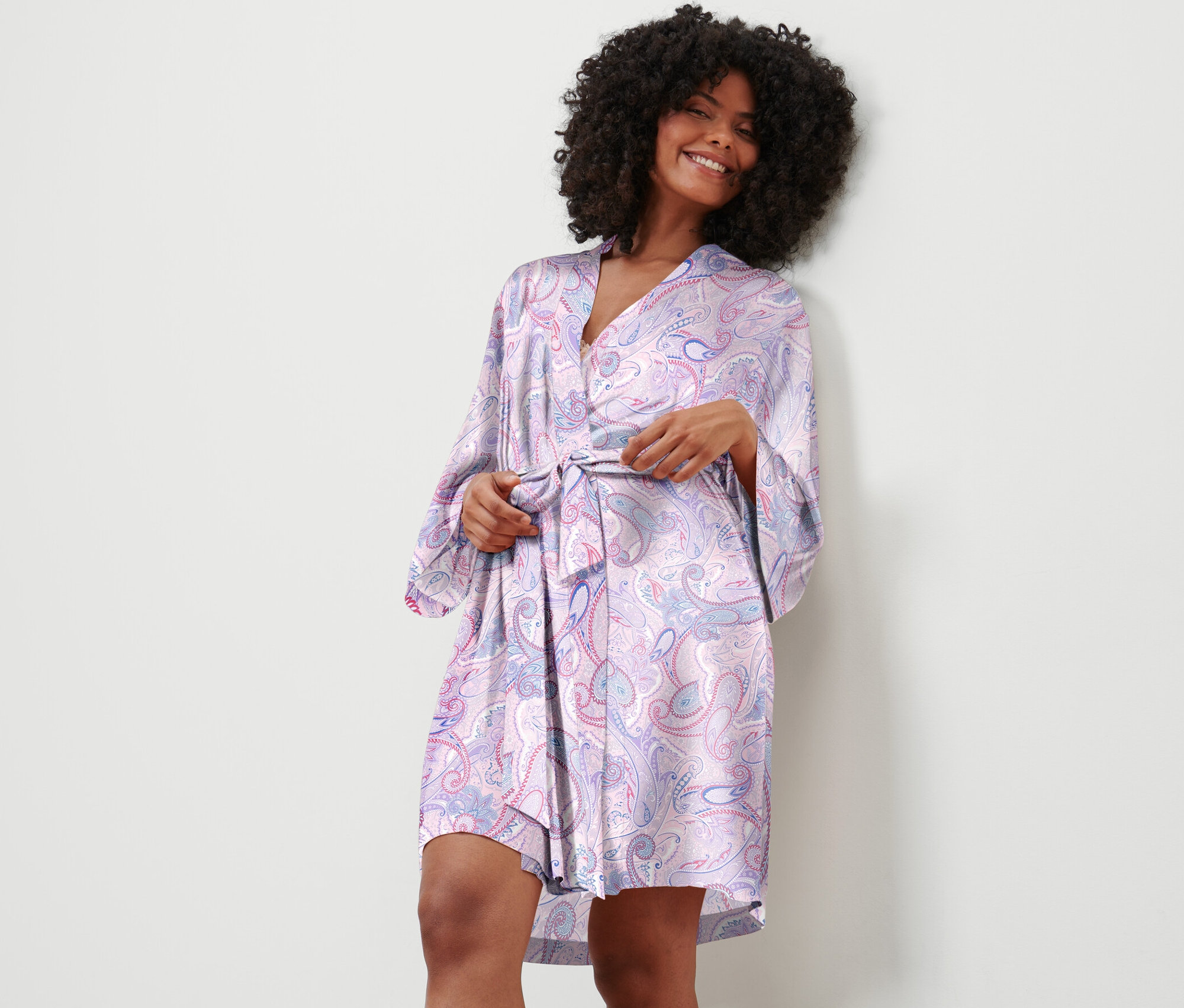 Žena si zaväzuje župan s paisley vzorom.