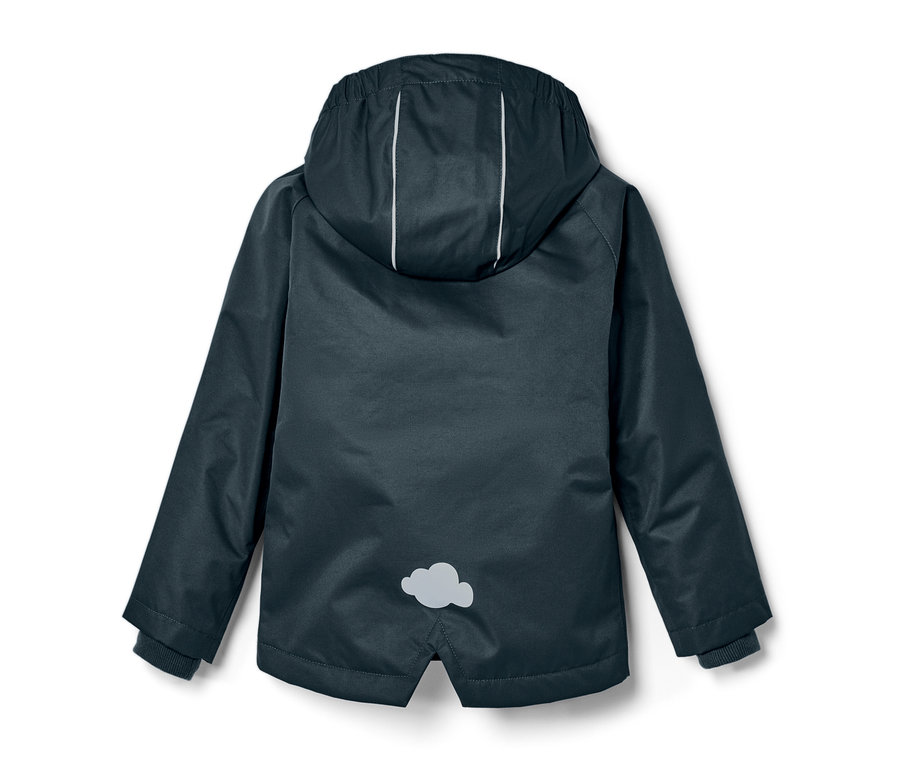 Detailný pohľad zozadu na detskú termobundu do dažďa, bridlicovomodrá, s kapucňou a reflexnými pruhmi.