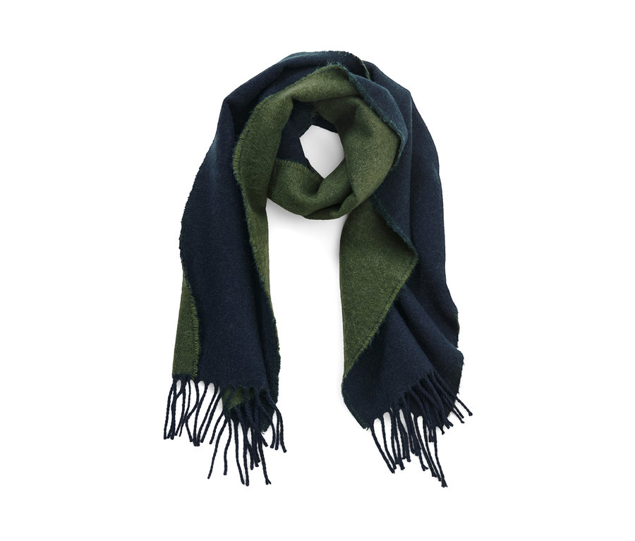 Tkaný šál v zelenej a tmavomodrej farbe s strapcami.