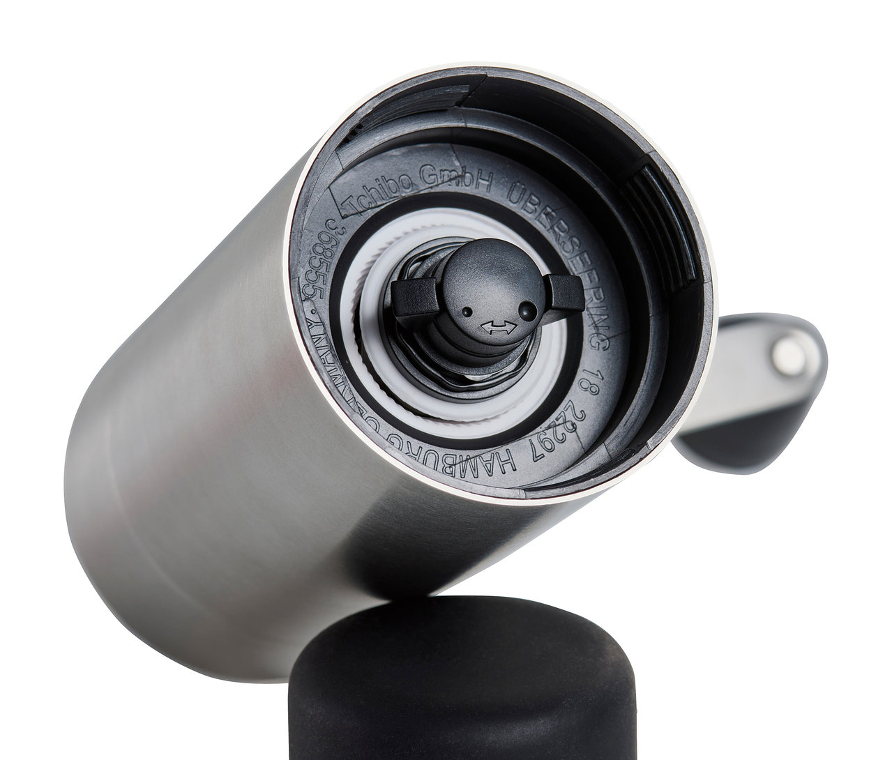 Detail strieborného ručného mlynčeka na kávu.