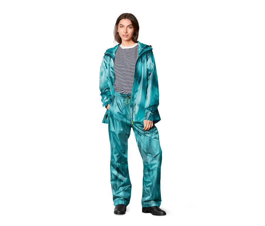 Žena má na sebe bundu a Nohavice do dažďa, celoplošná potlač.