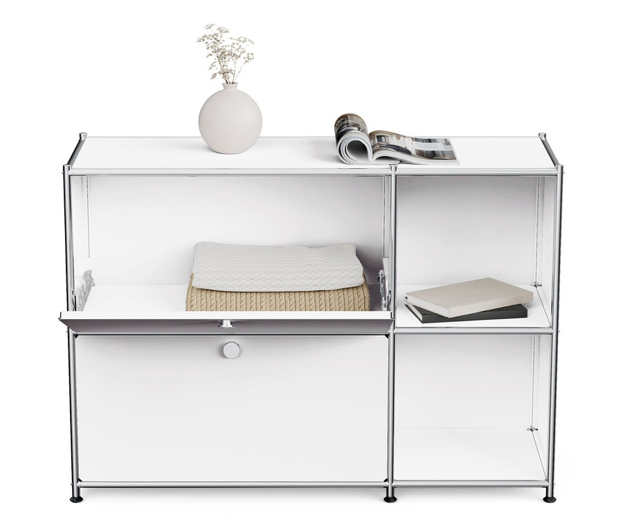 Biela kovová odkladacia skrinka »CN3« s 2 výklopnými priehradkami, na ktorej je váza s kvetmi a časopis.