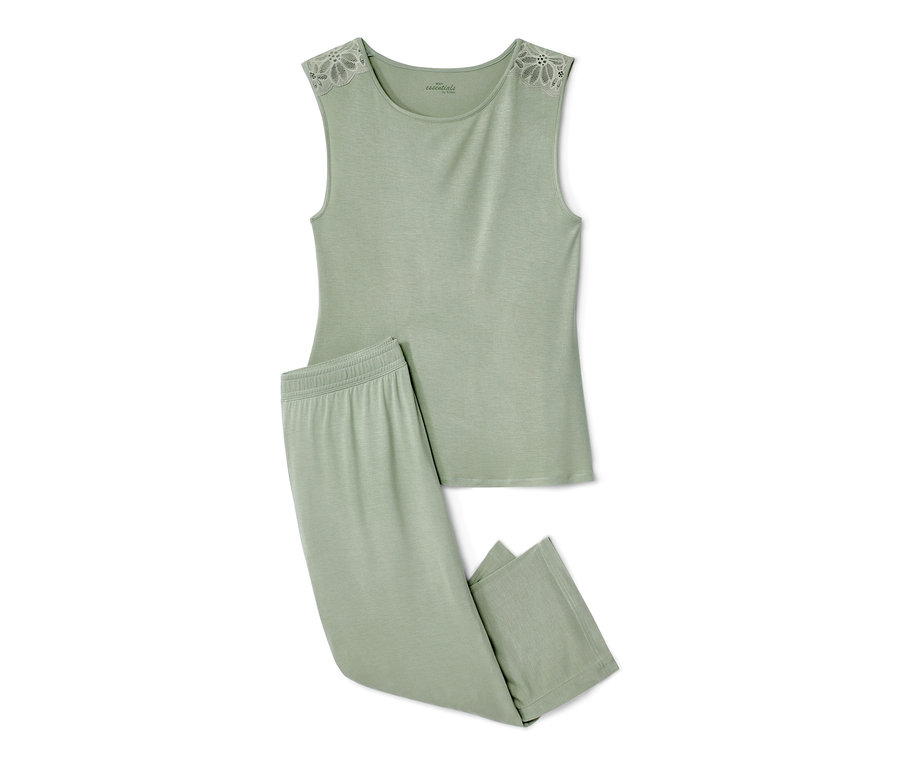 Zelené pyžamo s čipkou na ramenách leží na bielom pozadí.