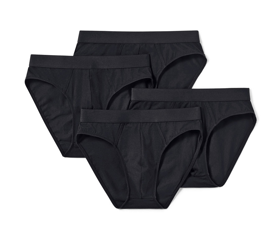 Štyri čierne pánske slipy.