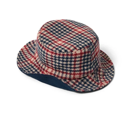 Károvaný obojstranný klobúk typu bucket hat.