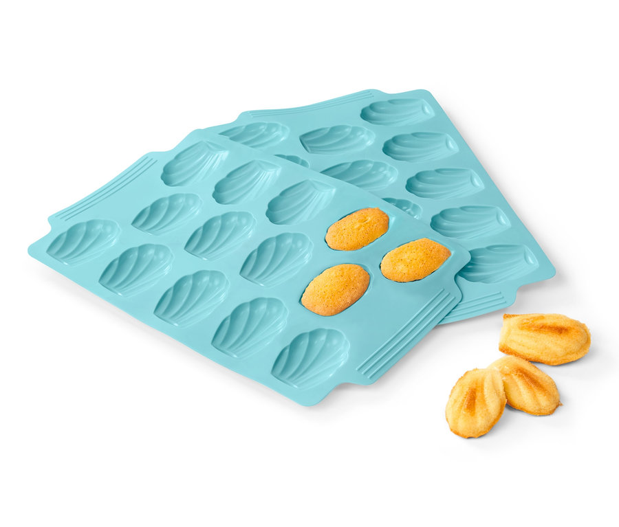 Dve svetlomodré formy na pečenie madleniek, 2 ks, s niekoľkými upečenými madlenkami.