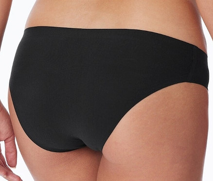 Detailný záber na pohľad zozadu na ženu nosiacu čierne nohavičky SCHIESSER invisible Rio-Slip s bavlnou.
