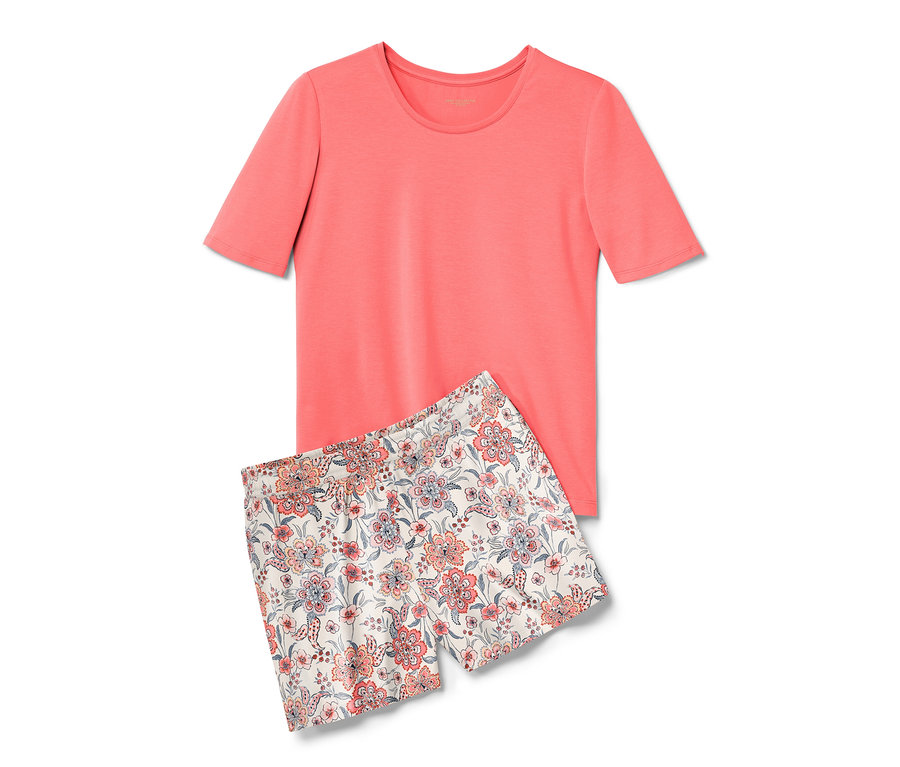 Krátke pyžamo, papájové tričko a kvetinové šortky ležia na sebe.