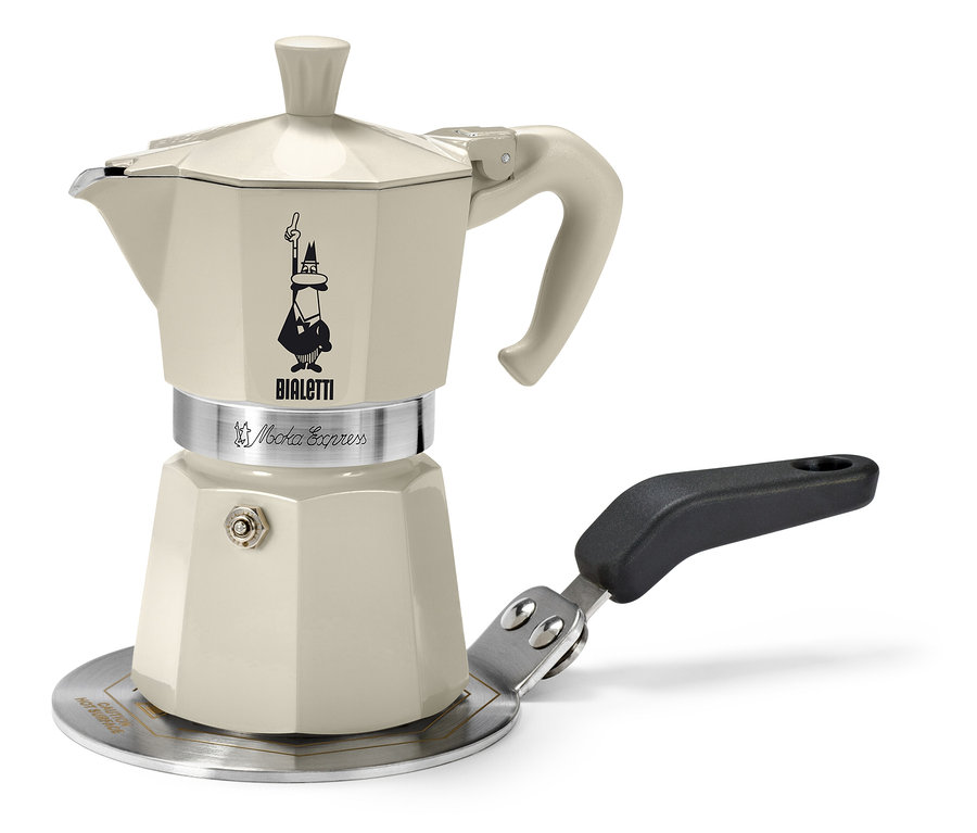 Béžová moka kanvička Bialetti stojí na adaptérovej podložke na indukciu Bialetti s priemerom 13 cm.