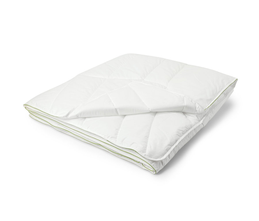 Zložená biela prešívaná prikrývka irisette® greenline s technológiou Outlast®.