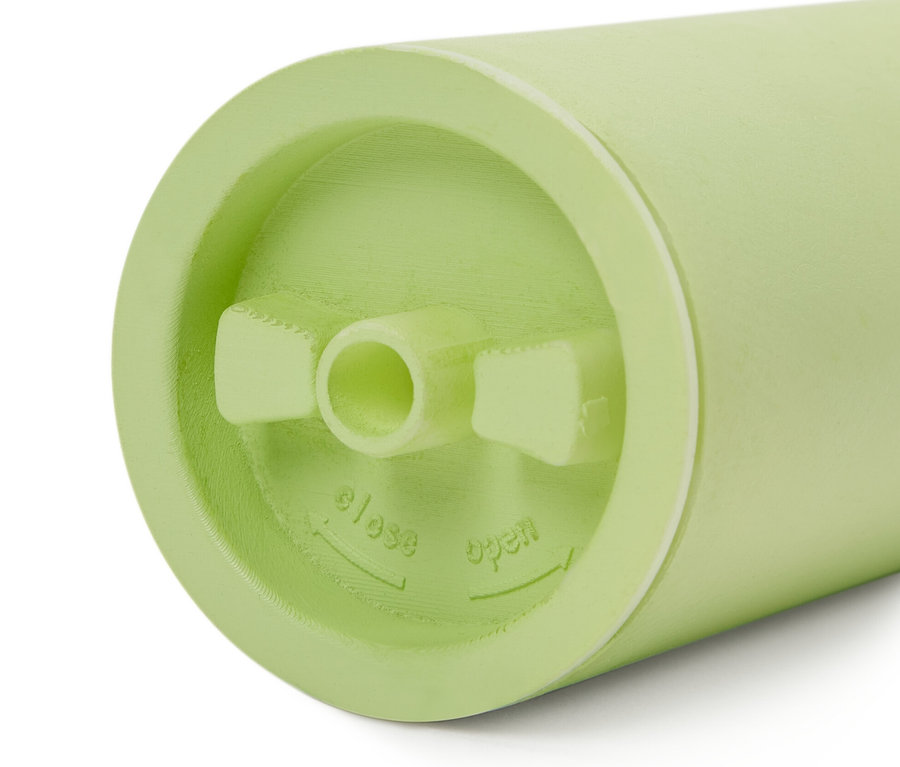 Detail zelené LED záhradnej fakle s nápismi "close" a "open".