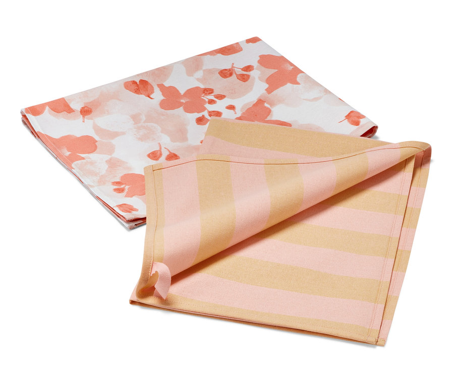 Dve utierky na riad: jedna s kvetinovým vzorom, druhá s ružovými a žltými pruhmi.