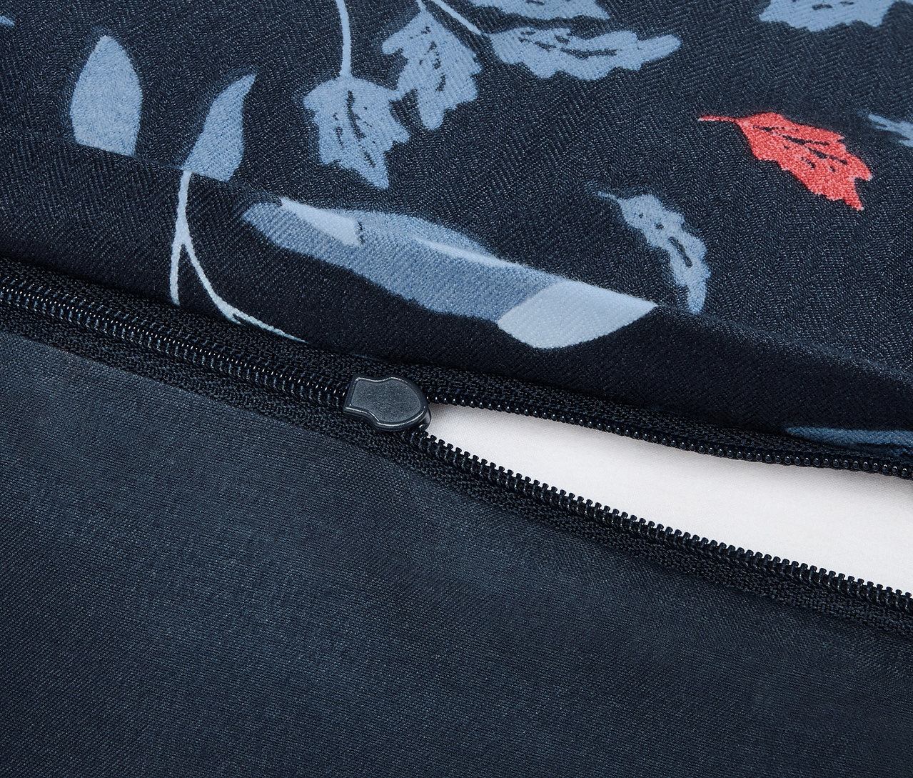 Detail bavlnenej obliečky na prikrývku s kvetinovým vzorom a zipsom.