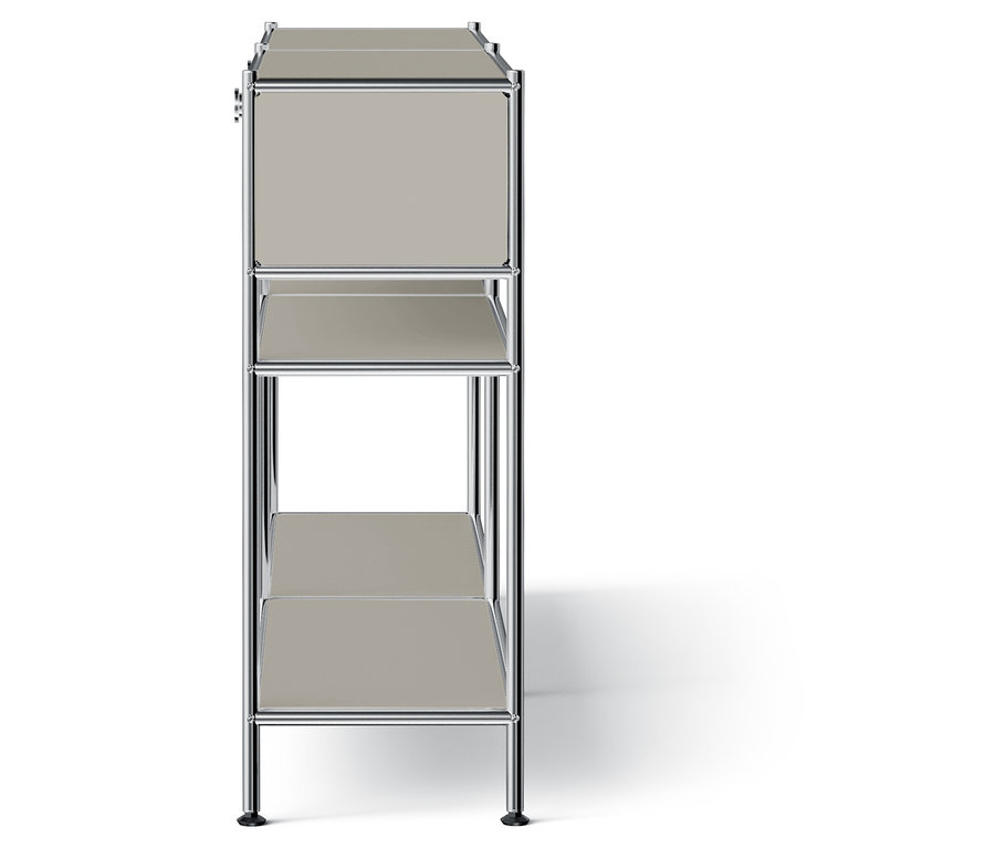 Trojposchodová polica s chrómovaným rámom a béžovými policami.