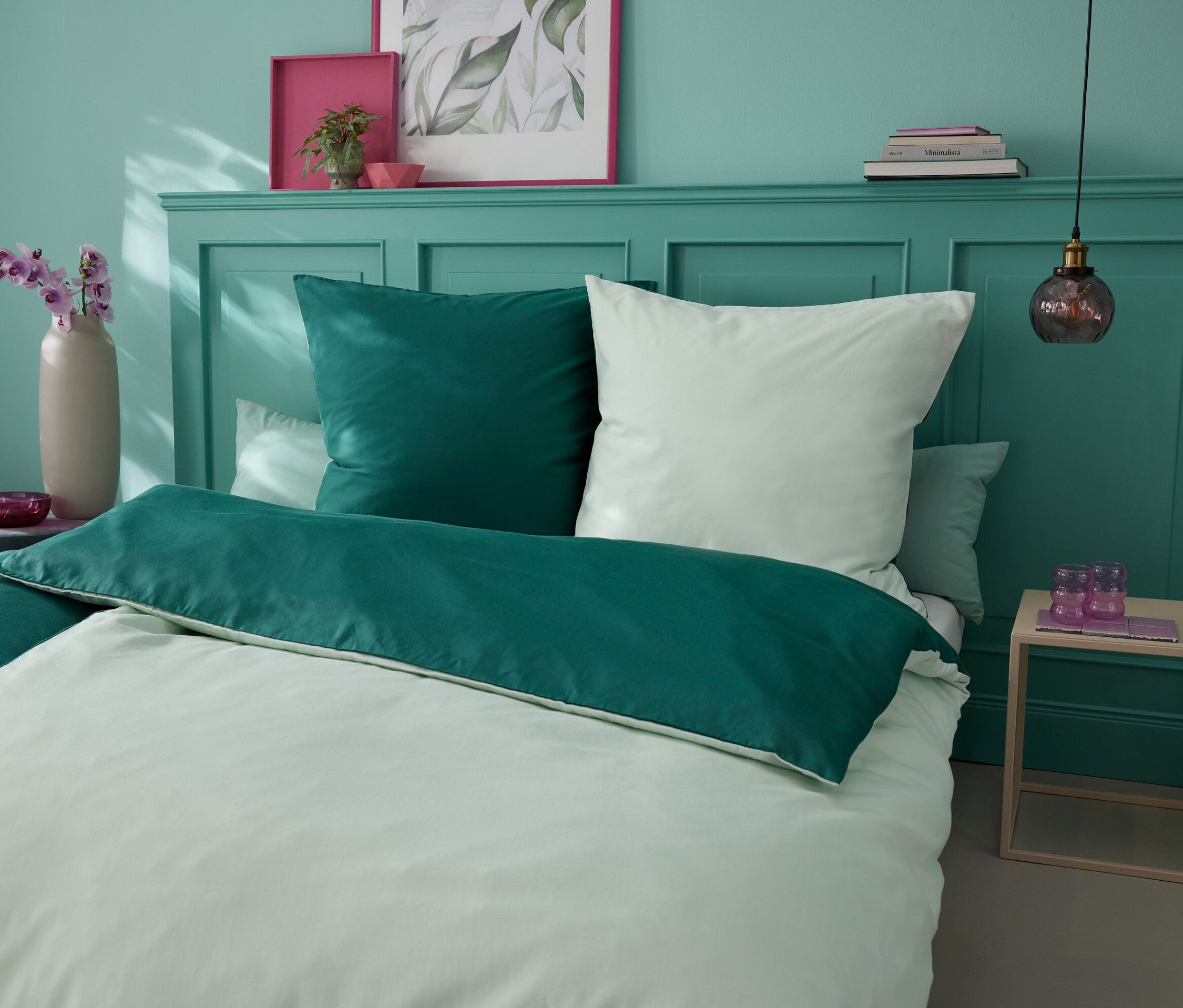 Zelená bavlnená posteľná bielizeň s TENCEL™ lyocelom leží na posteli.