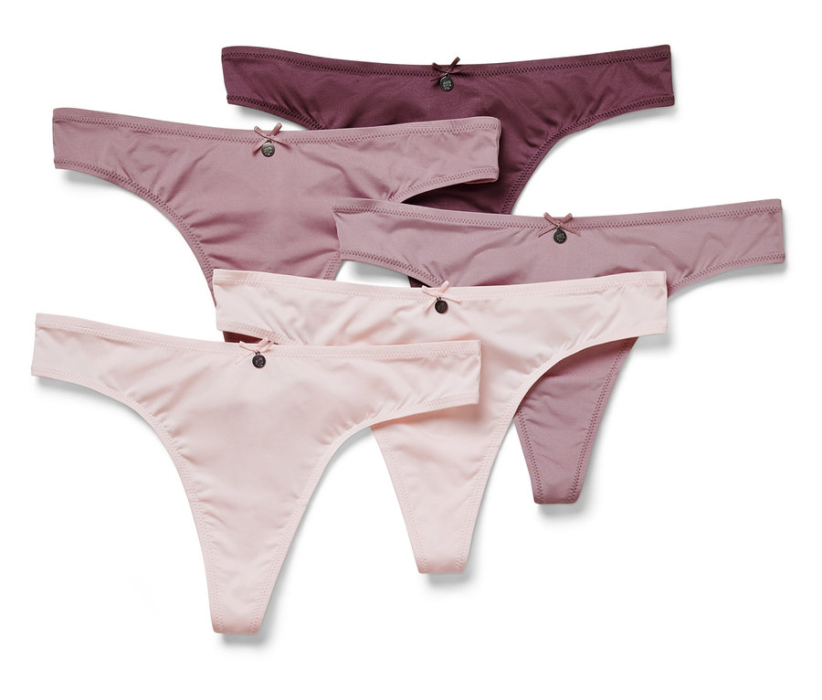 Päť dámskych tangáčov v rôznych odtieňoch ružovej a fialovej farby, usporiadaných na bielom pozadí.