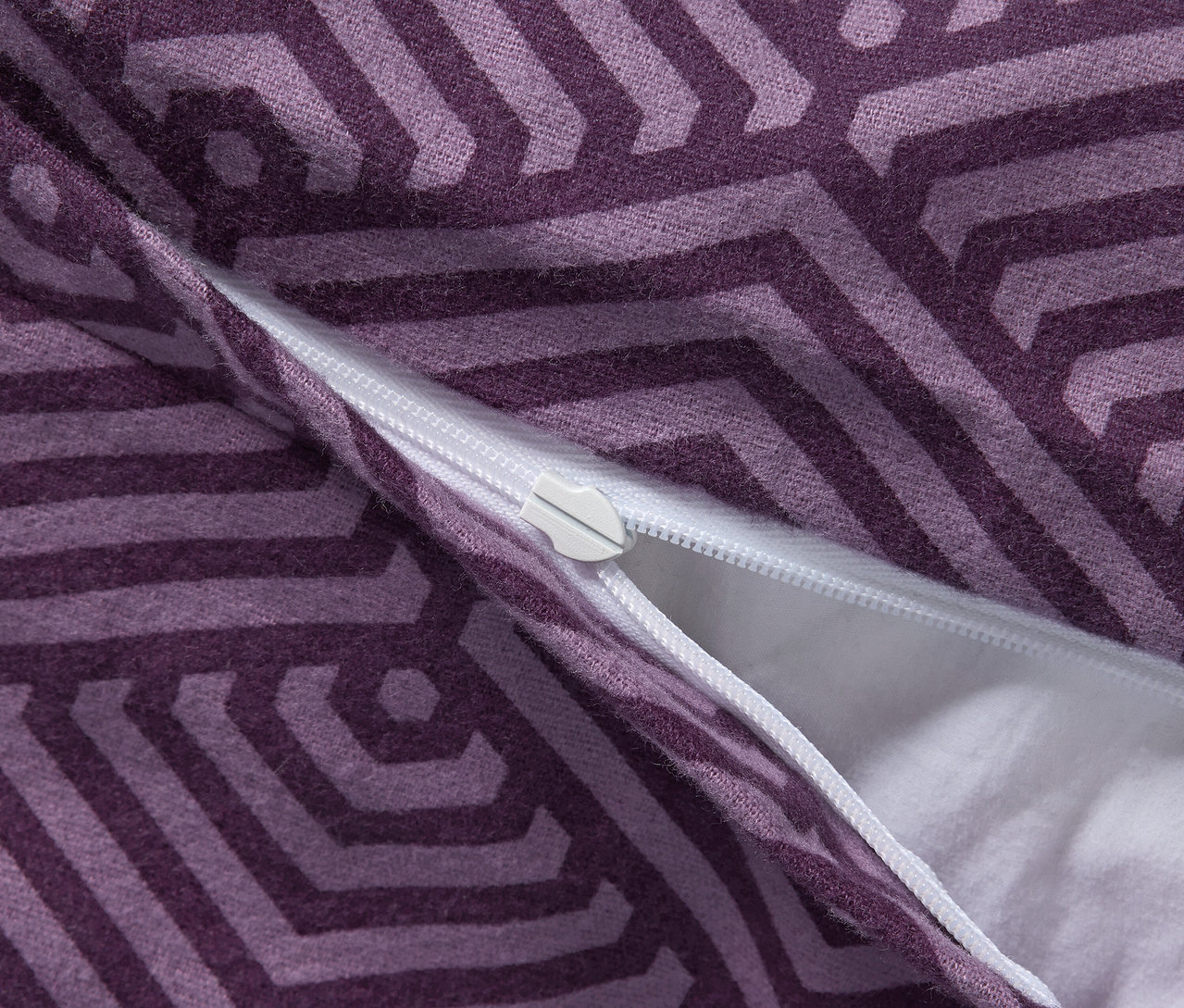 Detail fialovej flanelovej posteľnej bielizne štandardnej veľkosti so zipsom.