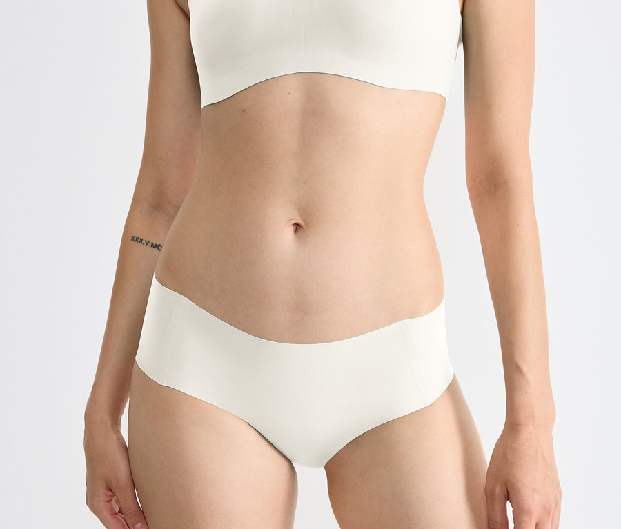 Torzo ženy v spodnej bielizni sloggi ZERO Feel 2.0 Hipster, silk white.