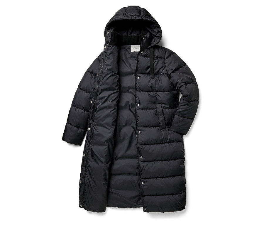 Čierny, dlhý páperový kabát s kapucňou, rozopnutý.