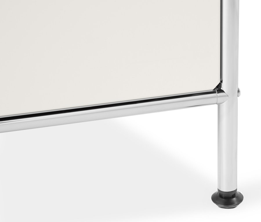 Detail bielej kovovej odkladacej skrinky »CN3« so 6 výklopnými priehradkami.