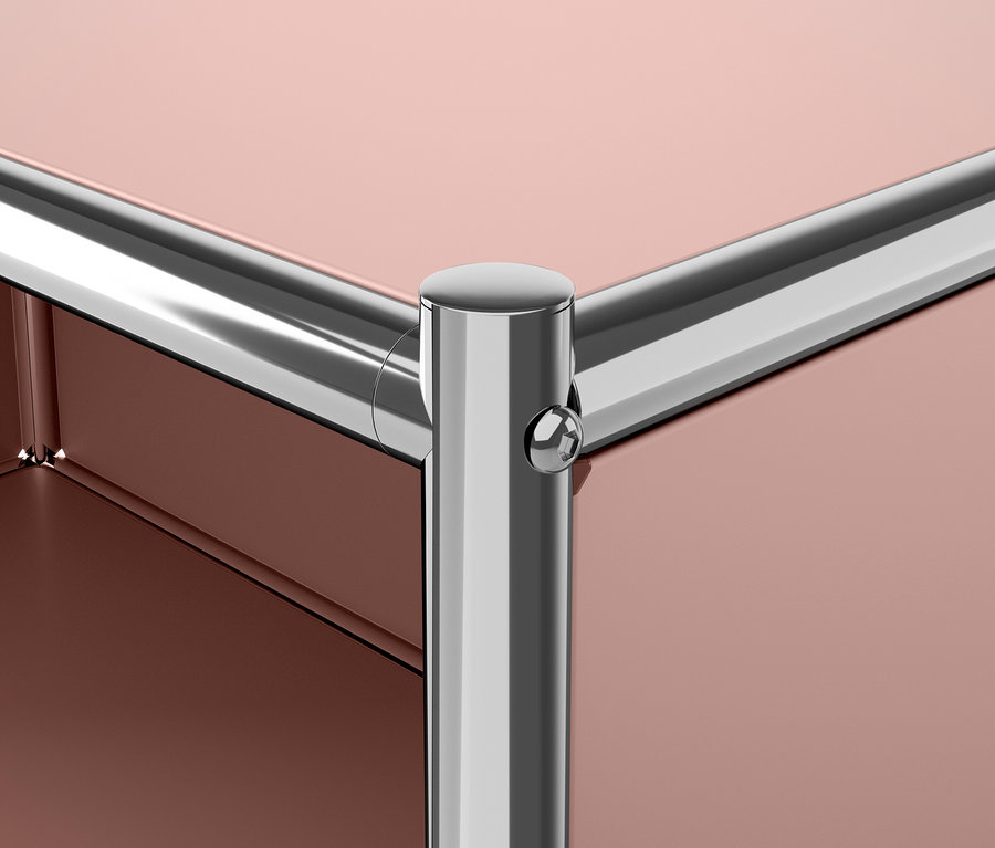 Detail rohu nábytku s kovovými prvkami a hnedými panelmi.