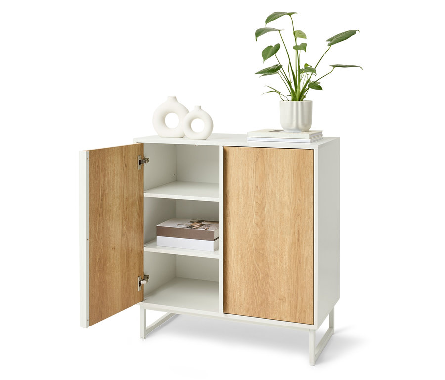 Biela skrinka s drevenými dvierkami, jedny dvierka sú otvorené.