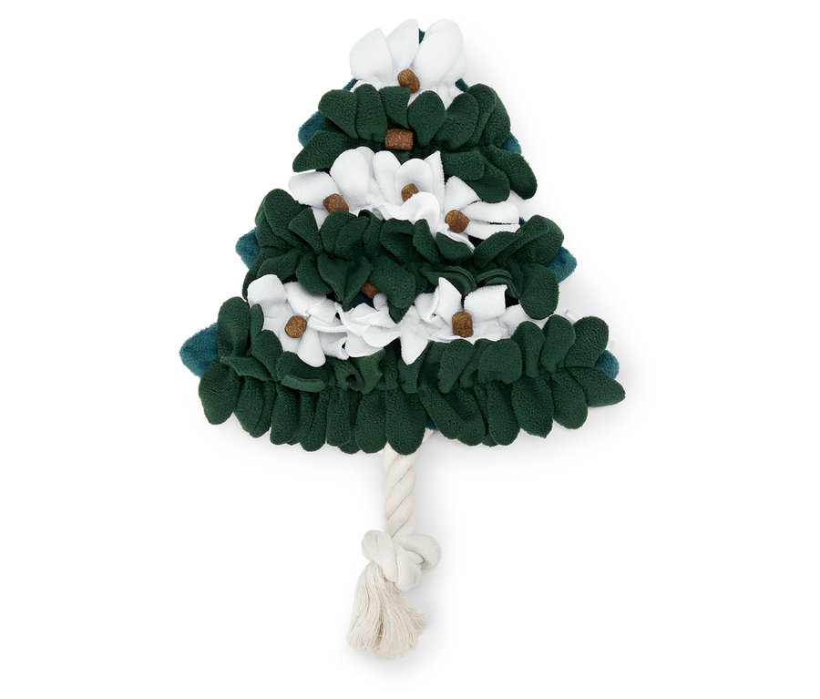 Zelený vianočný stromček s bielymi kvetmi a povrazovým kmeňom leží na bielom pozadí.