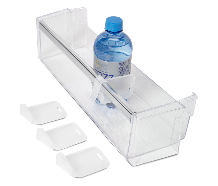 V priehľadnej zásuvke je fľaša s vodou a tri biele odkladacie misky.