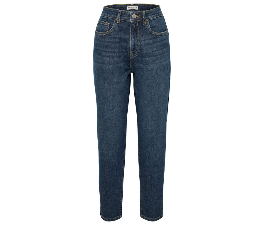 Modré džínsy na bielom pozadí.