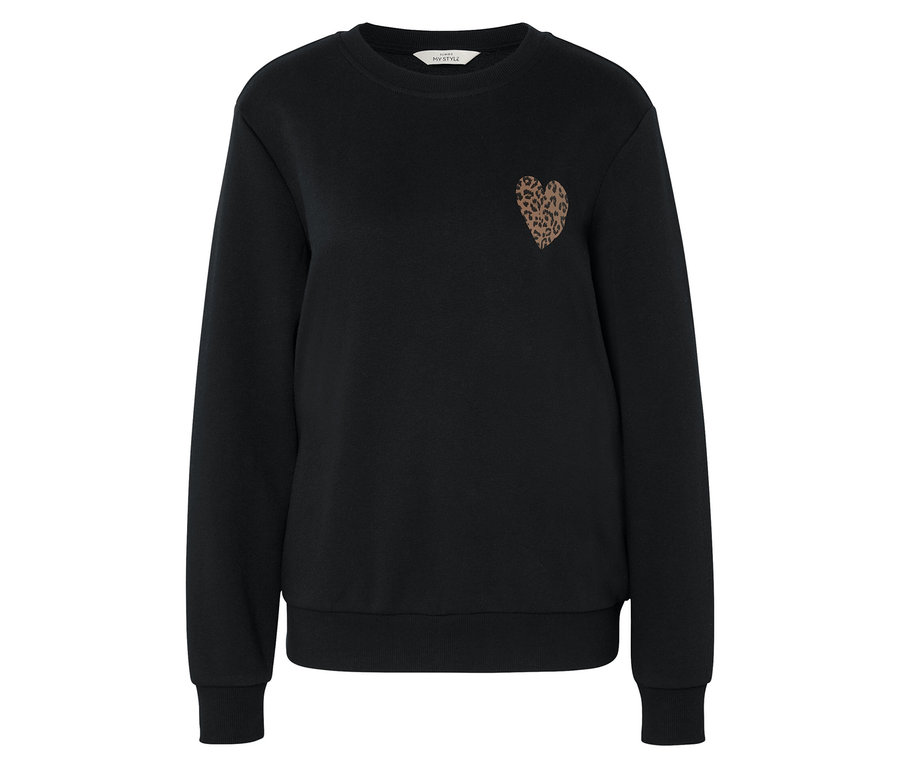 Čierna mikina s malým srdiečkom na hrudi.
