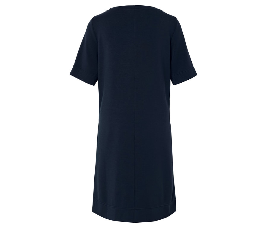 Tmavomodré šaty s krátkymi rukávmi.