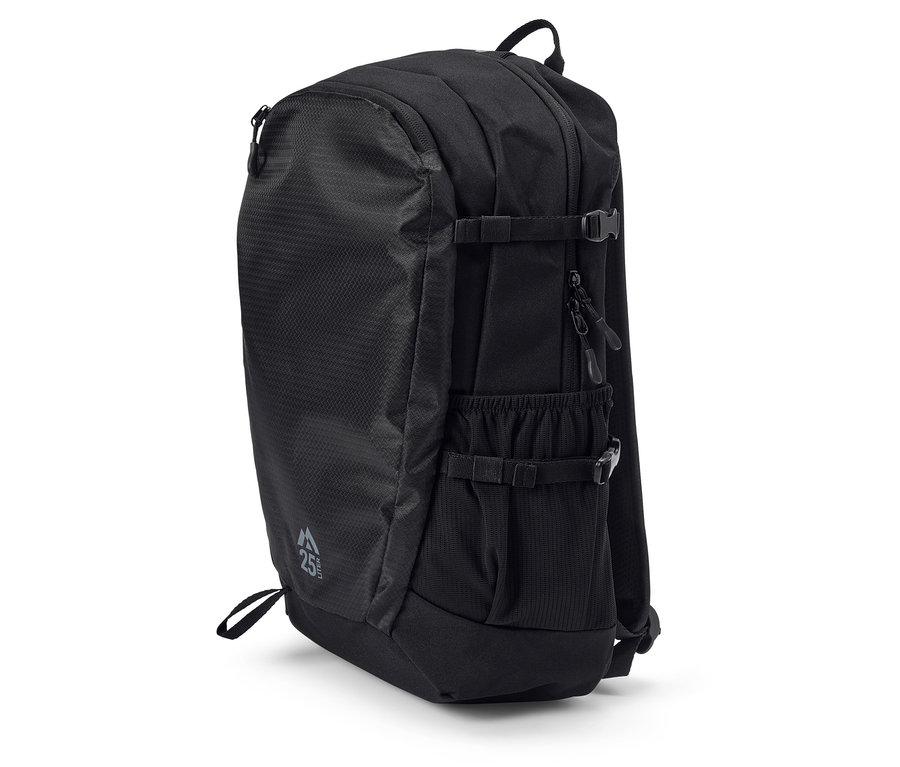 Čierny batoh stojí na bielom povrchu.