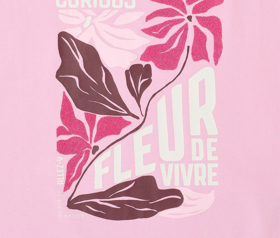 Detail trička CECIL Placement s kvetinovým vzorom a nápisom CURIOUS.