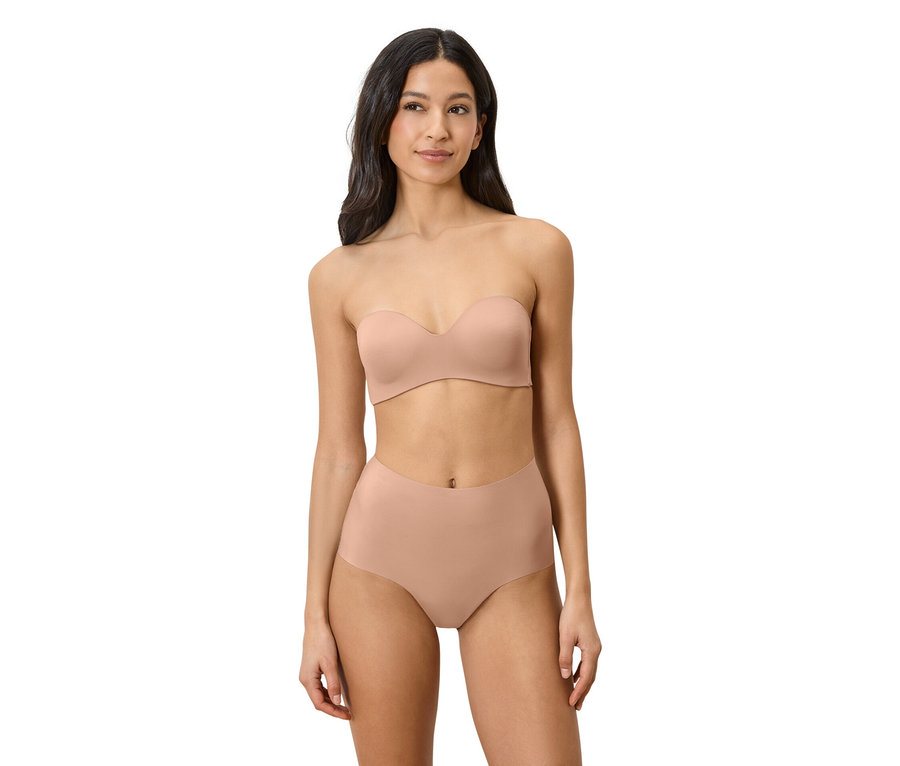 Žena má na sebe telovú podprsenku bez ramienok a nohavičky s vysokým pásom.