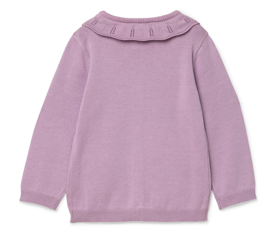 Pohľad zozadu na lila pletený sveter s dierkovaným golierom.
