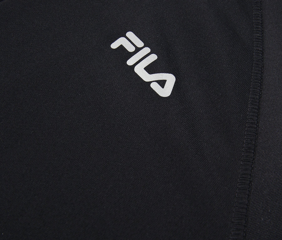 Detailný záber na čierny top FILA na zips.