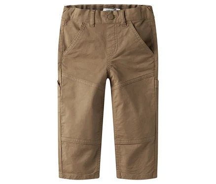 Khaki nohavice NAME IT Twill v štúdiovom zábere.
