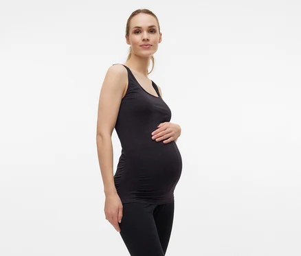 Tehotná žena s rukou na bruchu má na sebe čierne tielko MAMALICIOUS »MLHEAL« univerzálnej veľkosti.