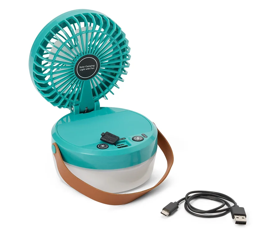Tyrkysové solárne kempingové svetlo s ventilátorom a USB káblom na bielom pozadí.