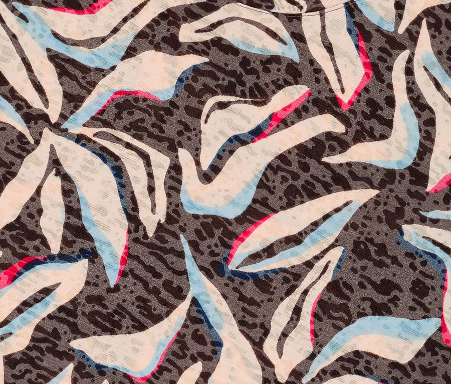 Detail modrého trička s krátkym rukávom CECIL s abstraktným vzorom a hnedým výstrihom.