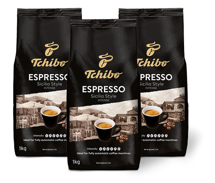 Tri čierne balenia kávy "Tchibo Espresso Sicilia Style" stoja vedľa seba.
