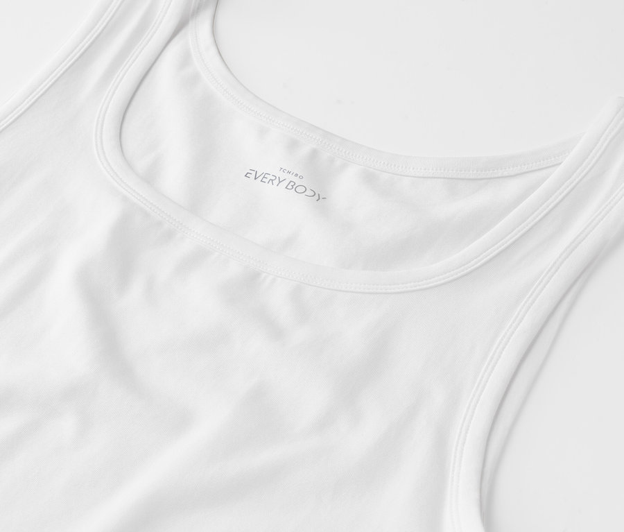 Detailný záber bieleho tielka.