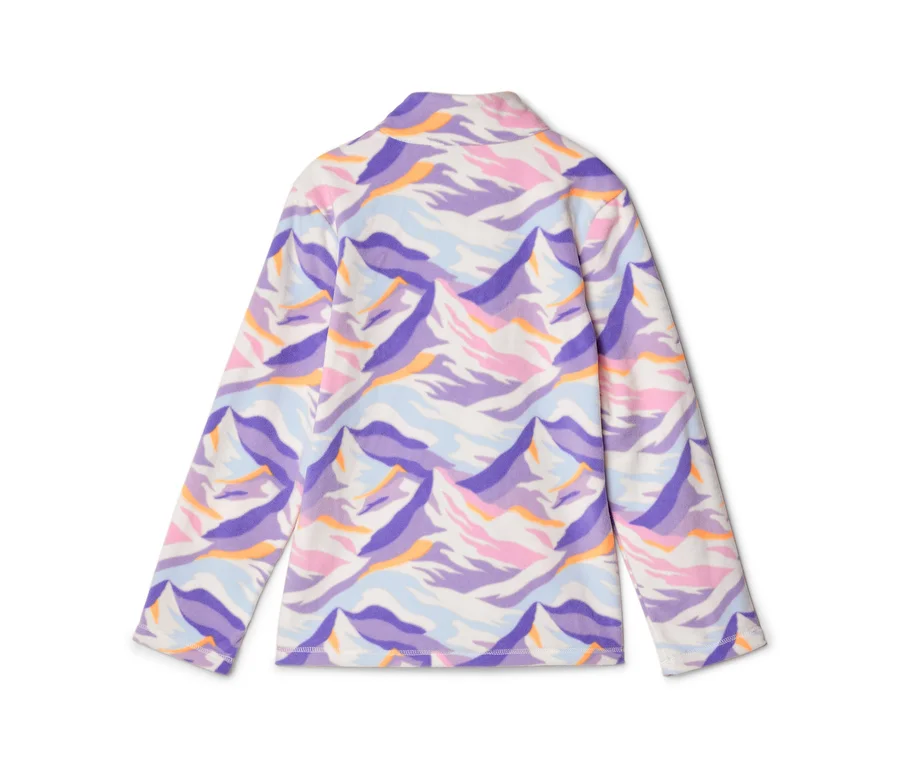 Zadný pohľad na flísový top s dlhými rukávmi a abstraktným horským vzorom v bielej, fialovej, ružovej, svetlomodrej a oranžovej farbe.
